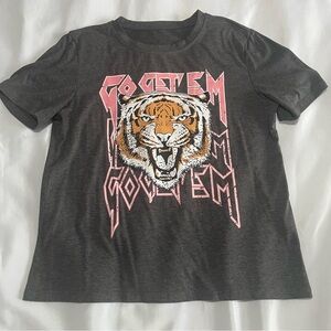 Go Get Em Tiger Graphic Gray Short Sleeve Shirt Womens Medium